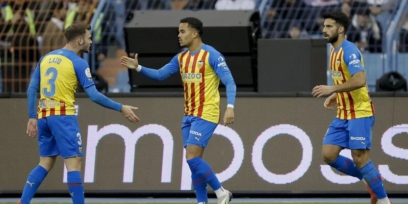 Valencia hoàn toàn lấn lướt để vượt qua Gijon ở Copa del Rey